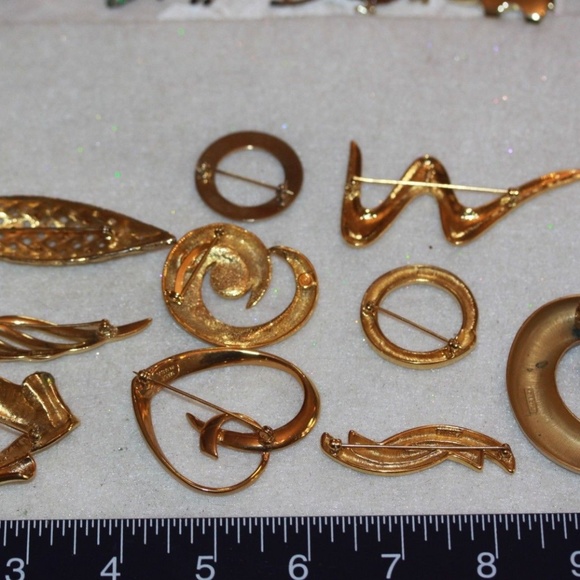 (10) Vintage Gold Tone Rhinestone Pearl Brooch Pin - Picture 4 of 5